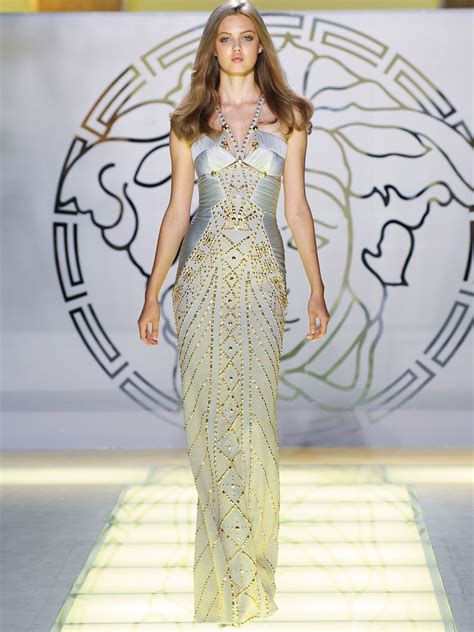 Versace's new collection inspired by Pakistan's 